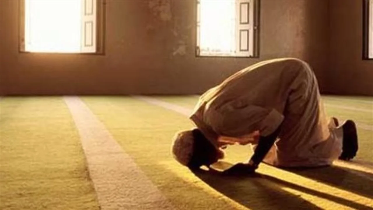 مواقيت الصلاة اليوم.. الإسكندرية تستعد للعبادة في عروس المتوسط